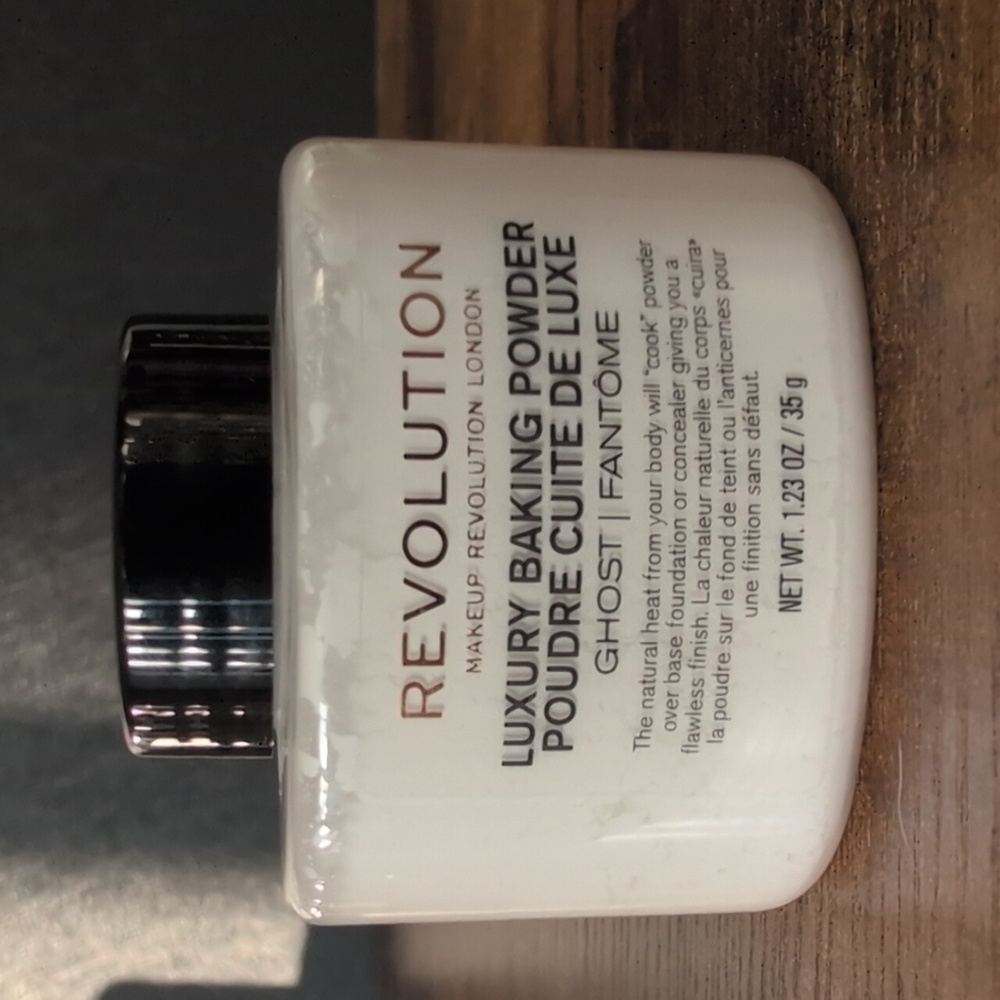 Makeup Revolution Luxury Baking Powder In Shade Ghost